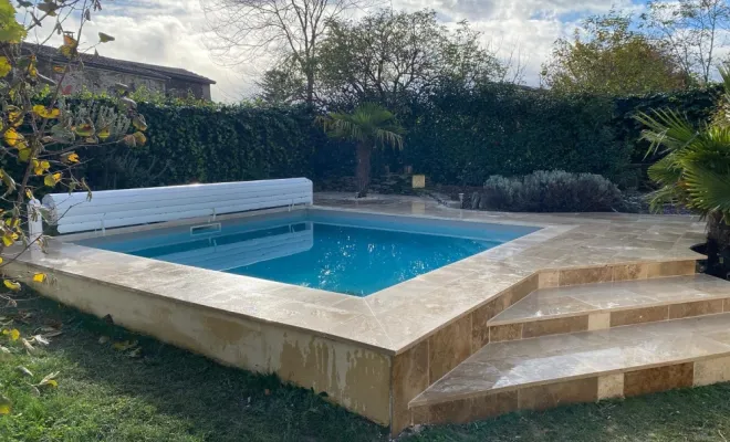 Carrelage extérieur en travertin d'une plage piscine à Saint jean de touslas, Mornant, Hugot Paysage