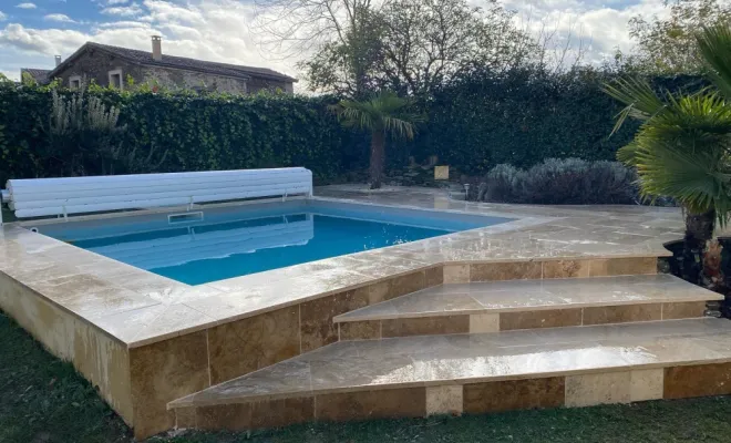 Carrelage extérieur en travertin d'une plage piscine à Saint jean de touslas, Mornant, Hugot Paysage