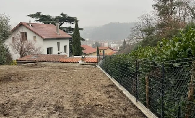 Création d'un mur de soutènement en bloc a bancher à Givors , Mornant, Hugot Paysage