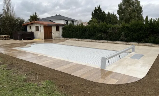 Rénovation d'une plage piscine en grès cérame à Tartaras, Mornant, Hugot Paysage