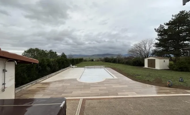 Rénovation d'une plage piscine en grès cérame à Tartaras, Mornant, Hugot Paysage