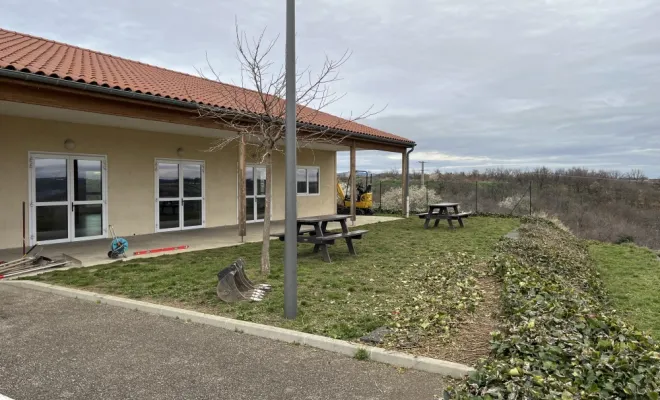 Aménagement d’une terrasse extérieur en pavé gris nuancé , Mornant, Hugot Paysage