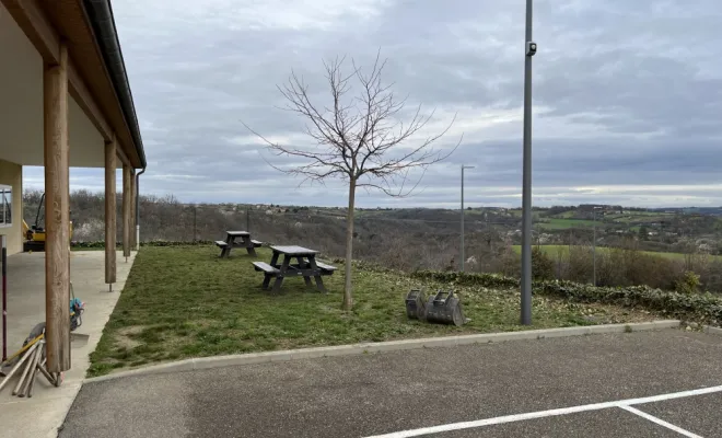 Aménagement d’une terrasse extérieur en pavé gris nuancé , Mornant, Hugot Paysage