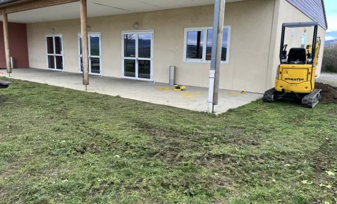 Aménagement d’une terrasse extérieur en pavé gris nuancé , Mornant, Hugot Paysage