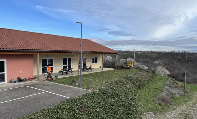 Aménagement d’une terrasse extérieur en pavé gris nuancé , Mornant, Hugot Paysage