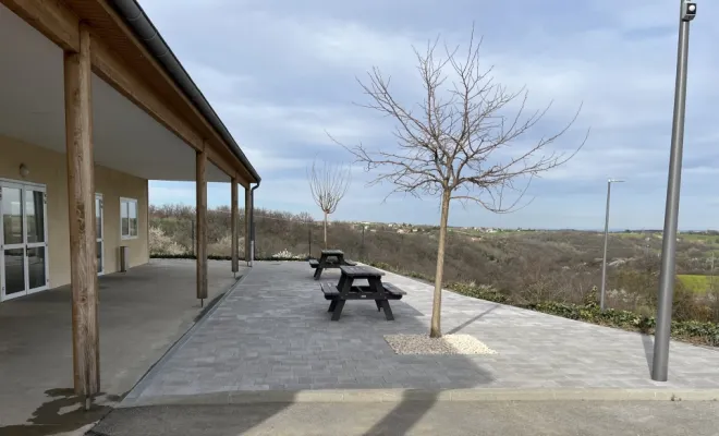 Aménagement d’une terrasse extérieur en pavé gris nuancé , Mornant, Hugot Paysage