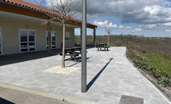 Aménagement d’une terrasse extérieur en pavé gris nuancé , Mornant, Hugot Paysage