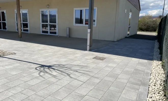 Aménagement d’une terrasse extérieur en pavé gris nuancé , Mornant, Hugot Paysage