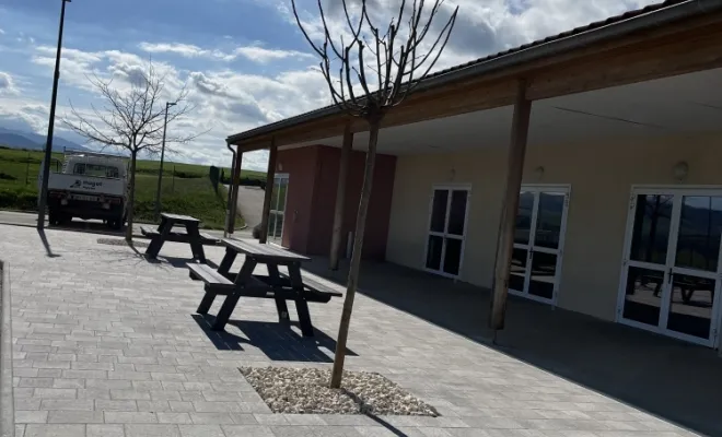 Aménagement d’une terrasse extérieur en pavé gris nuancé , Mornant, Hugot Paysage