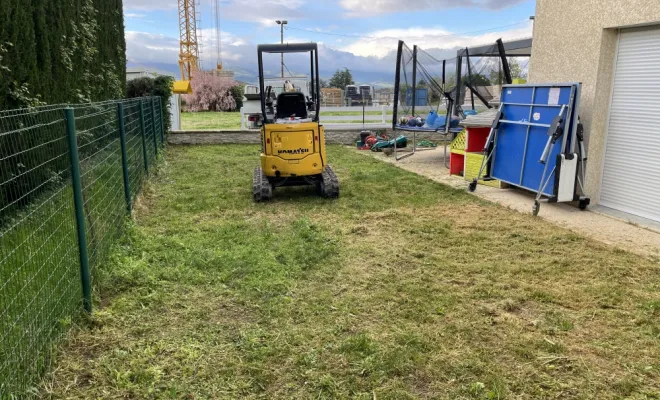 Aménagement d’un jardin en gazon synthétique pour éviter tout entretien , Mornant, Hugot Paysage