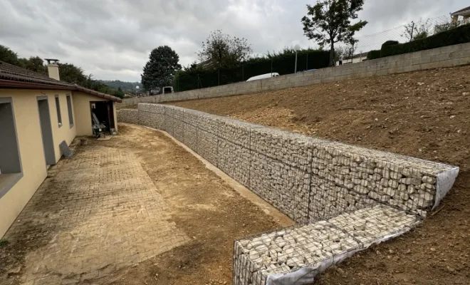 Mur de soutènement pour l’agrandissement d’une terrasse à Vienne, Mornant, Hugot Paysage